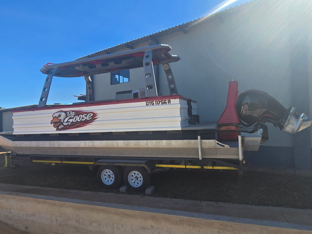 Alu-Krokodil Tri-Hull Pontoon 8.6m (on Trailer)