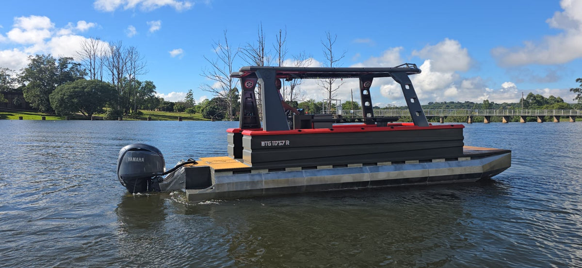 Alu-Krokodil Tri-Hull Pontoon 8.6m (on Trailer)